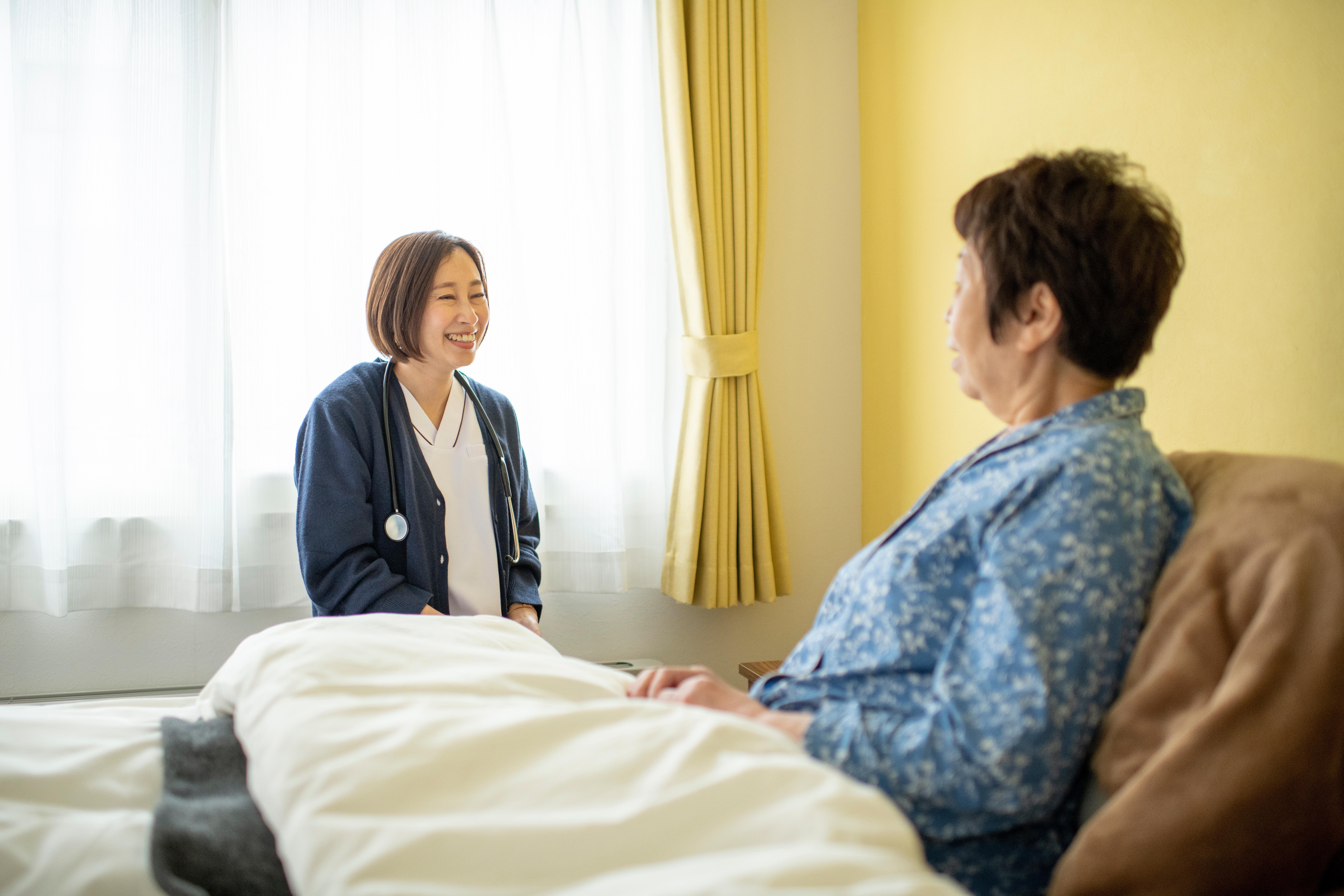 なぜ介護士と子育ての両立は難しいの？