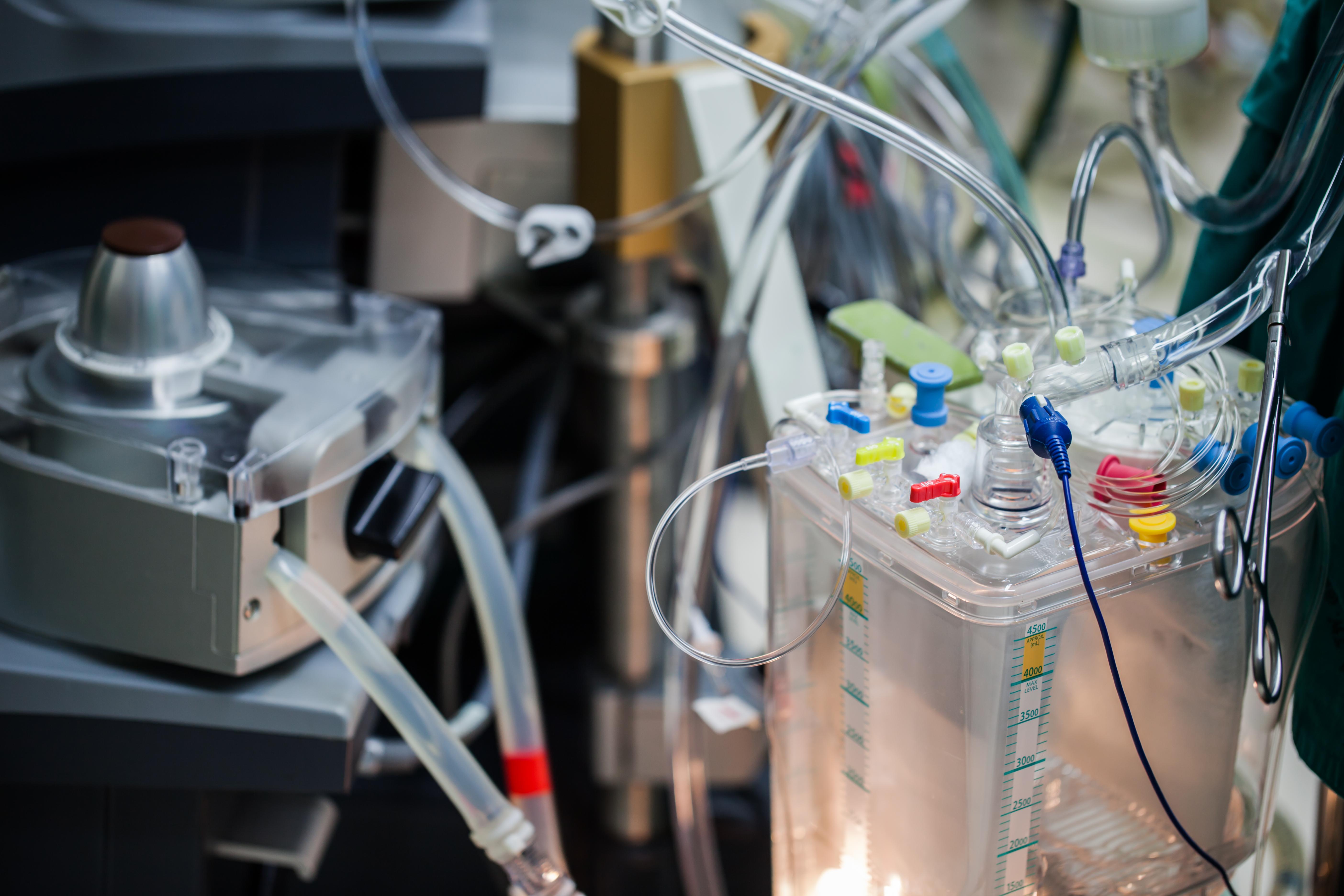 医療機器メーカーで働く臨床工学技士の仕事内容とは？病院勤務との違いや転職のコツ