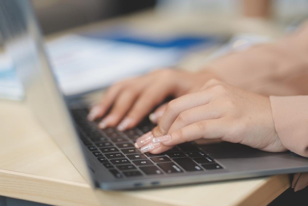 データから見る「介護士と子育ての両立」のリアル