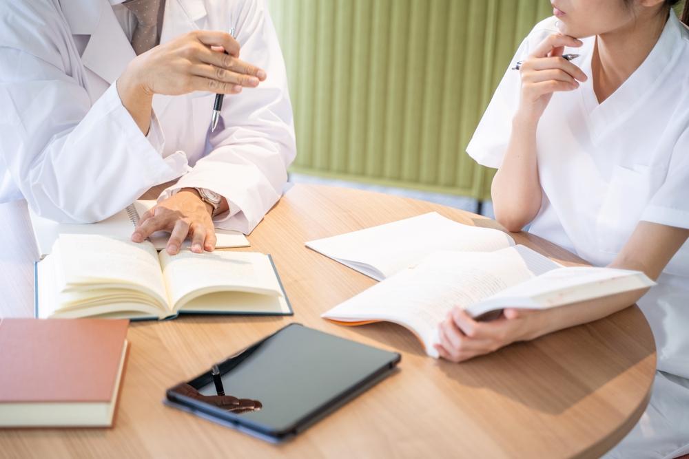 年代・性別・資格別に見る看護師の年収事情