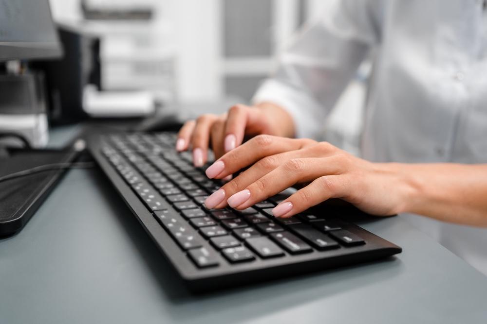 医療機器商社の働き方やキャリアパスは？営業・技術職などの違いも解説