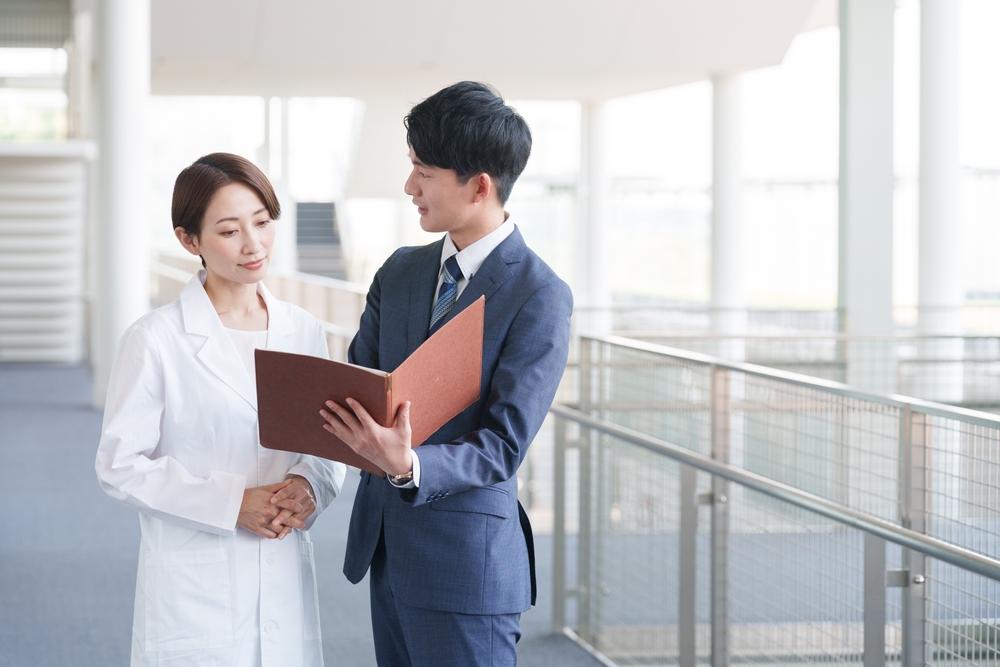 ビジネスを通して人々の健康を守る！医療関係の企業の社員 