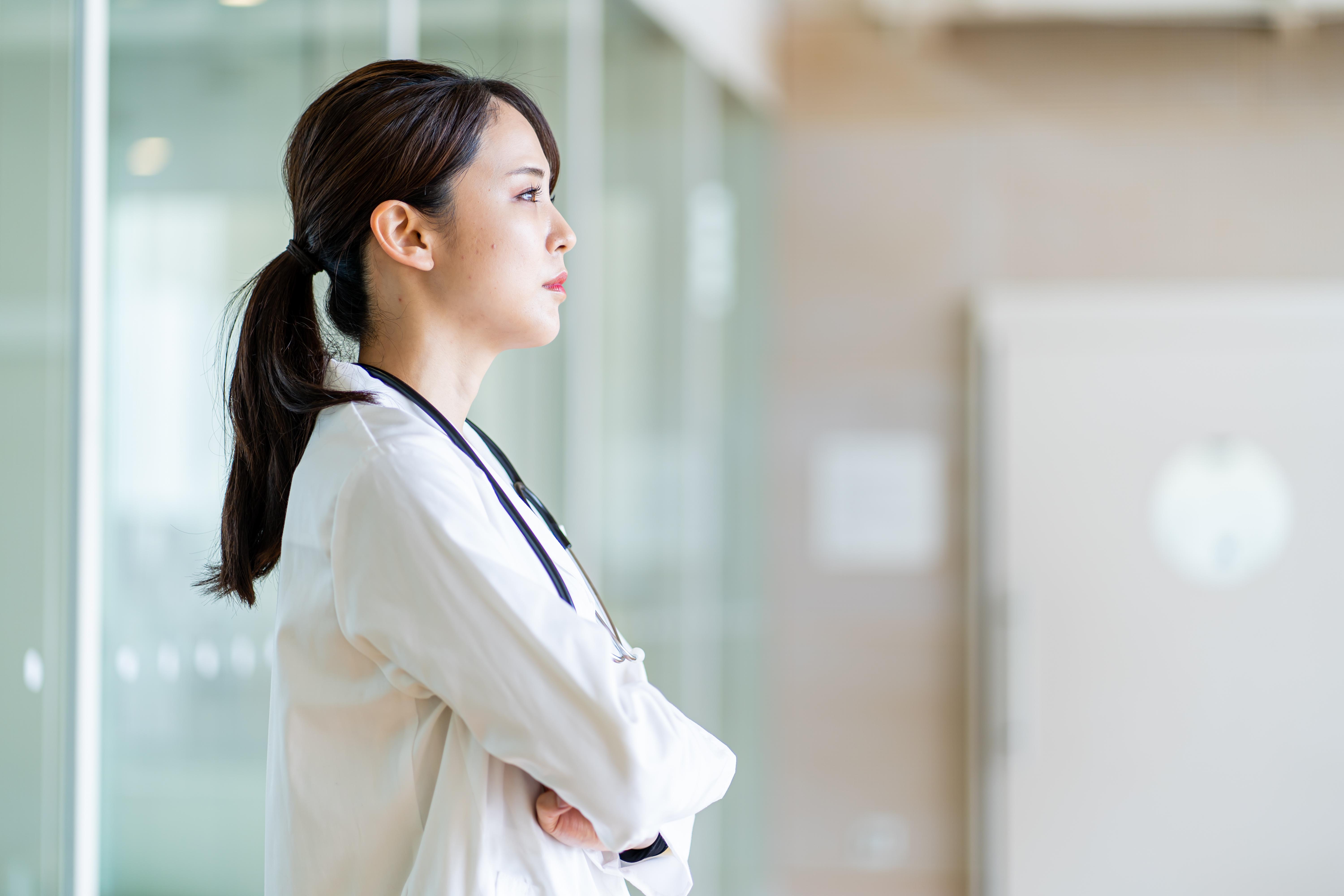 病院で働く医師以外の仕事に転職するメリット・デメリットとは