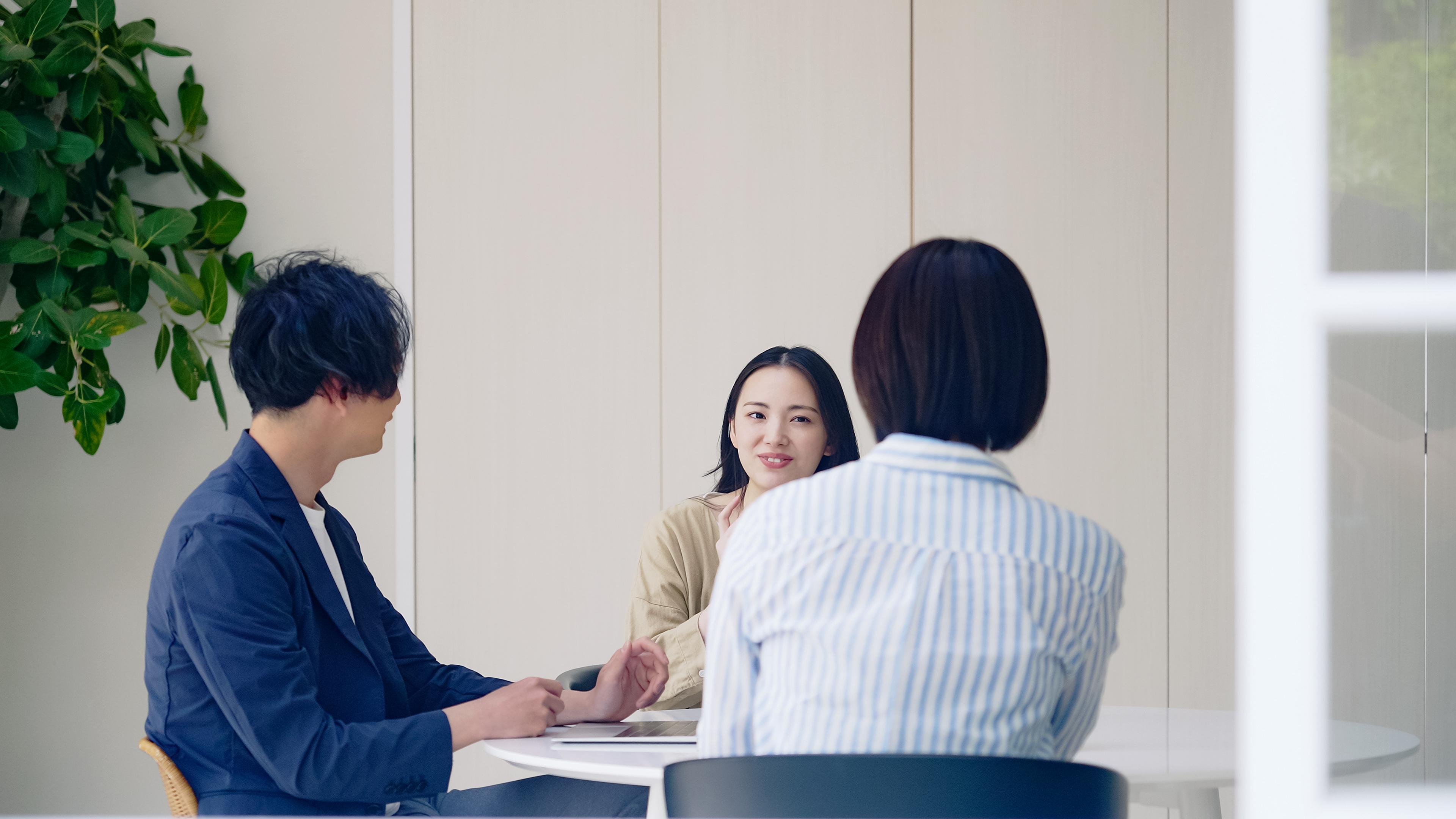 オフィスカジュアルってどんな服装がいいの？男女別に解説